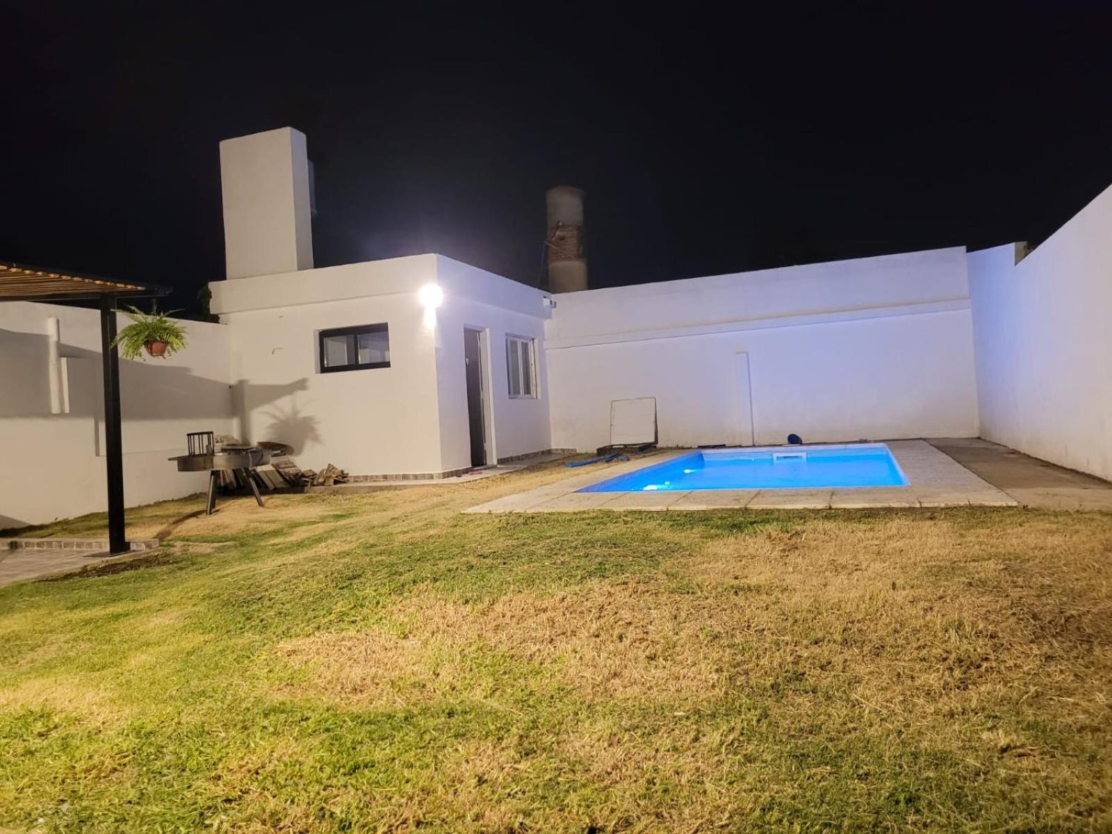 Casa Roque Funes, ubicado en Cerro de las Rosas Córdoba, Ofrece, Asador, Pileta, Cercanias, Estadio Kempes, aeropuerto Ambrosio Taravella, Orfeo Superdomo,