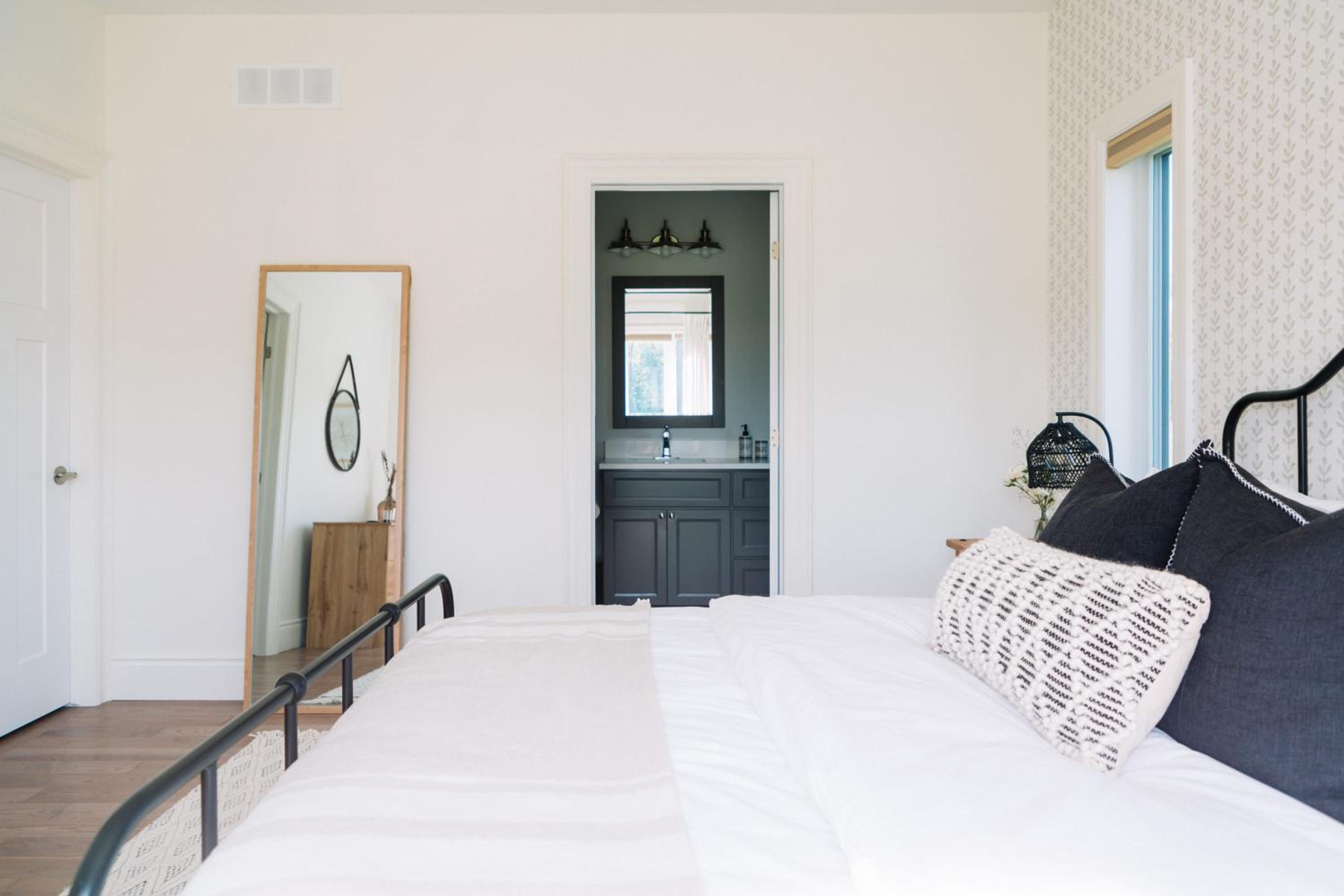 Hambly House - Modern Farmhouse near PEC