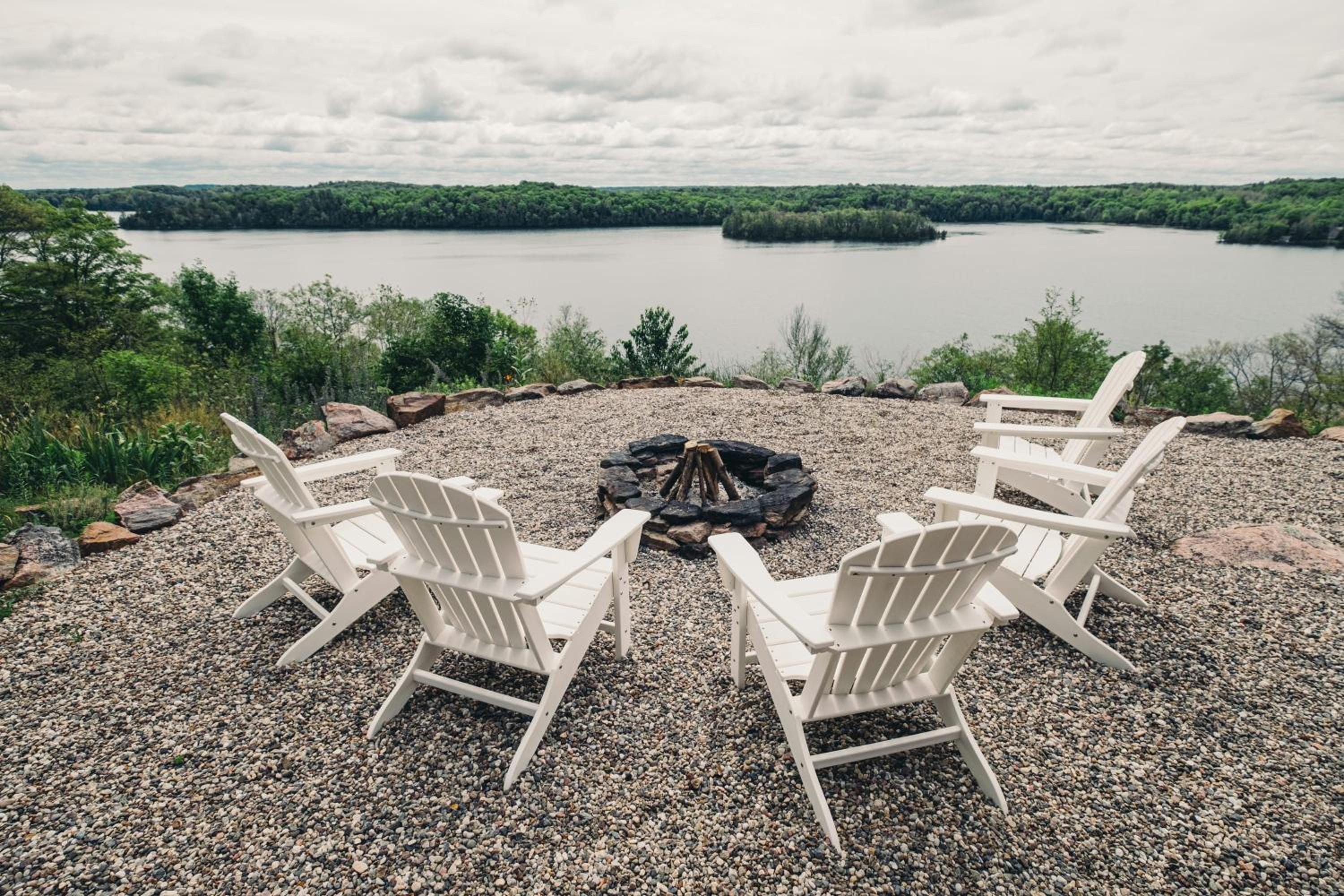 The Wolfe Lake House - Great Wifi by Westport