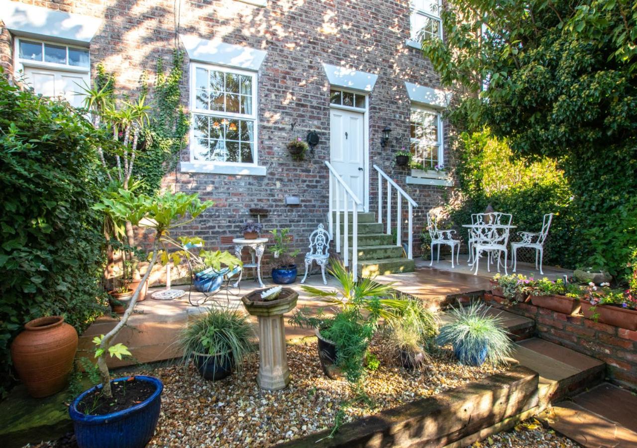 White Yard Cottage view 2