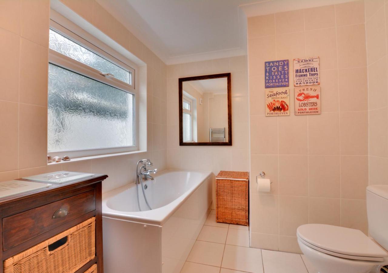 2 Bed in Porthleven oc-lampho view 3
