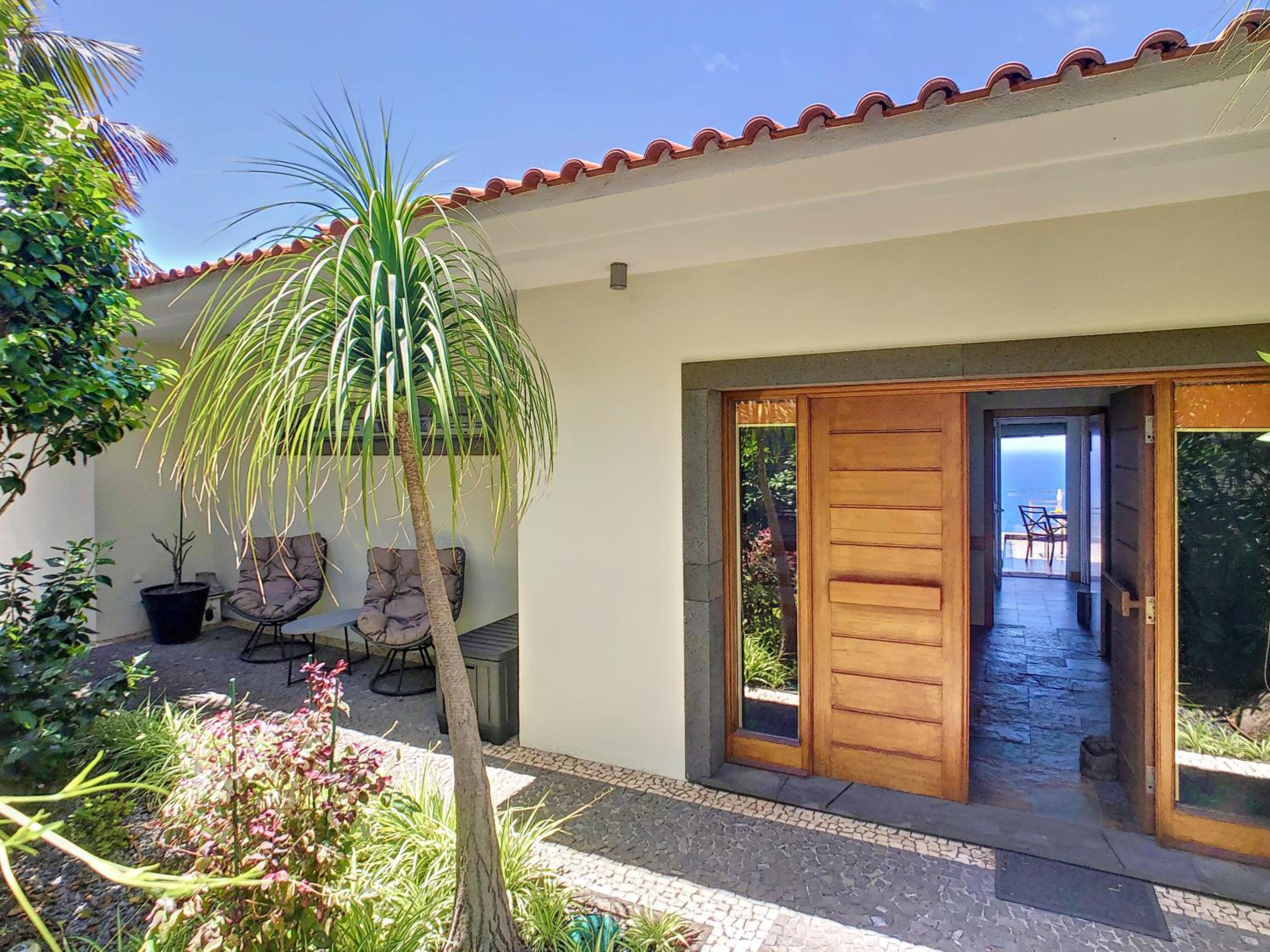 Villa Palmera by LovelyStay
