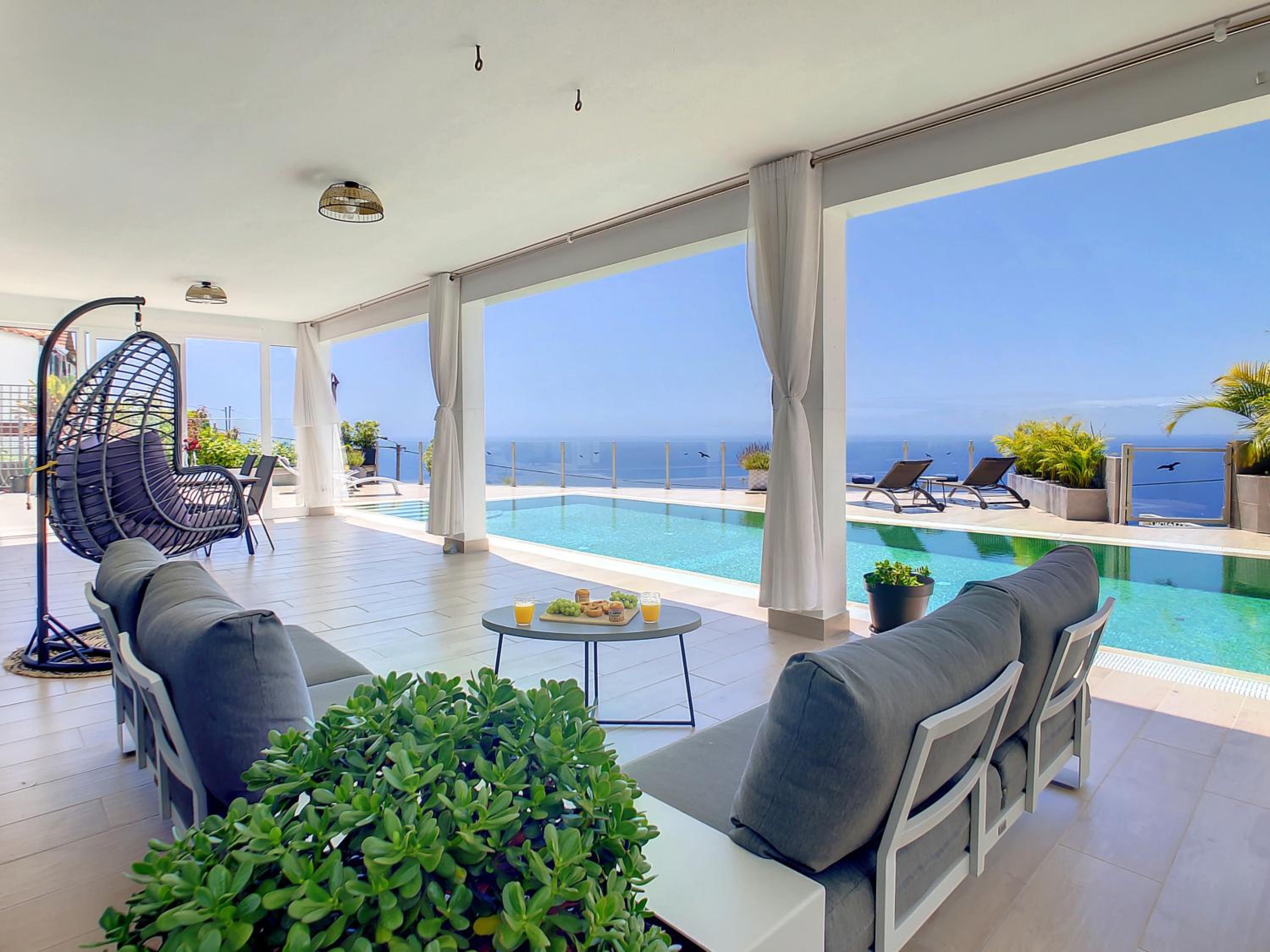 Villa Palmera by LovelyStay