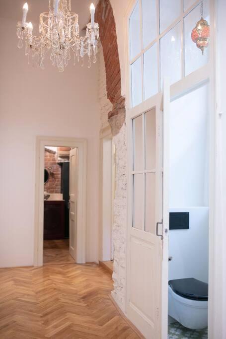 King Charles Apartment