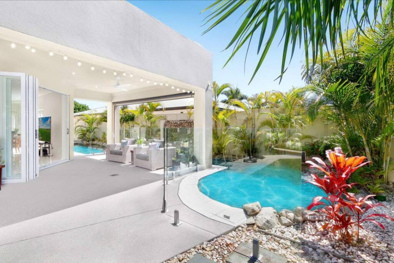 Luxury resort style villa pool by Custom Bnb Hosting