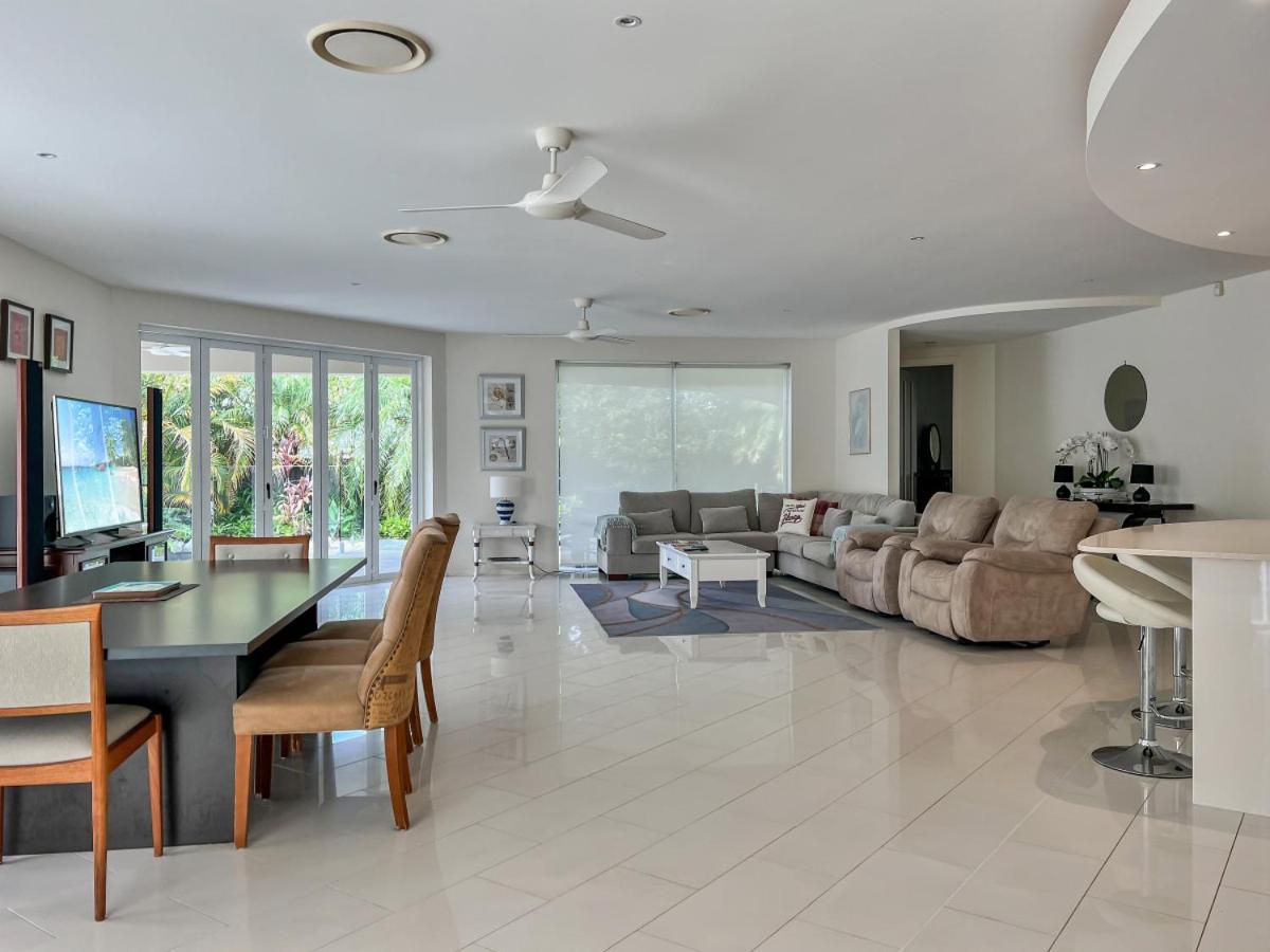 Luxury resort style villa pool by Custom Bnb Hosting