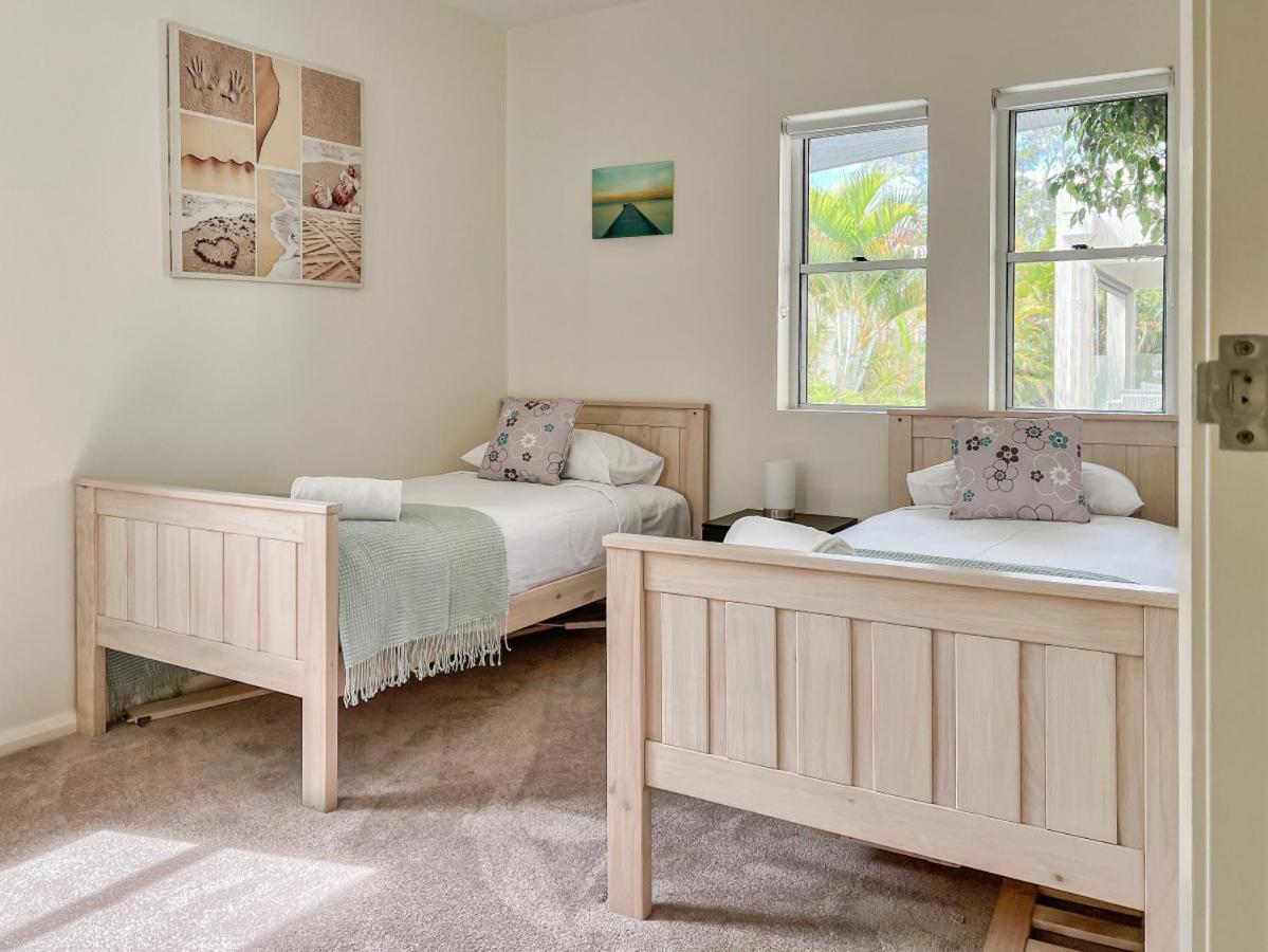 Luxury resort style villa pool by Custom Bnb Hosting