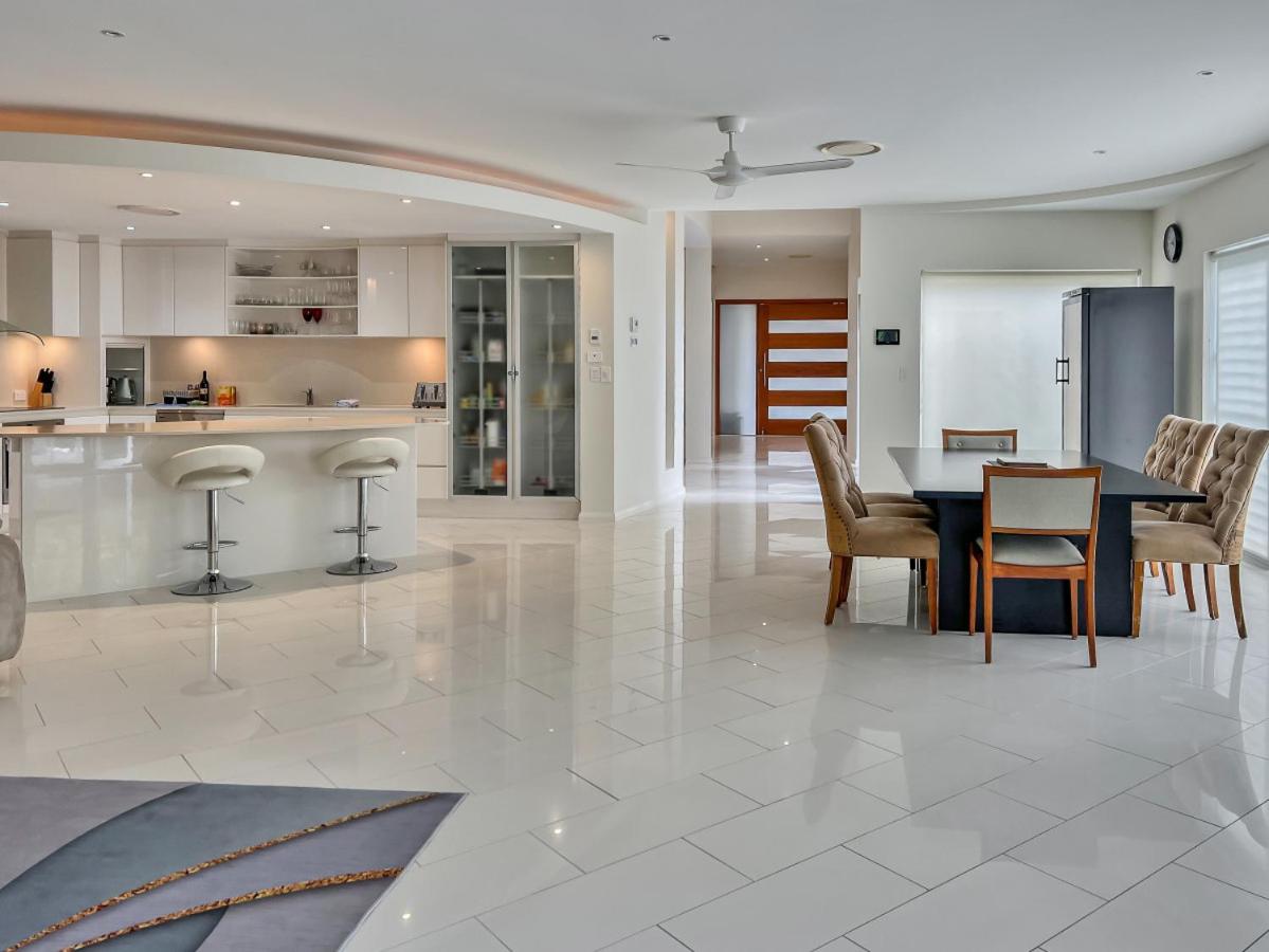 Luxury resort style villa pool by Custom Bnb Hosting
