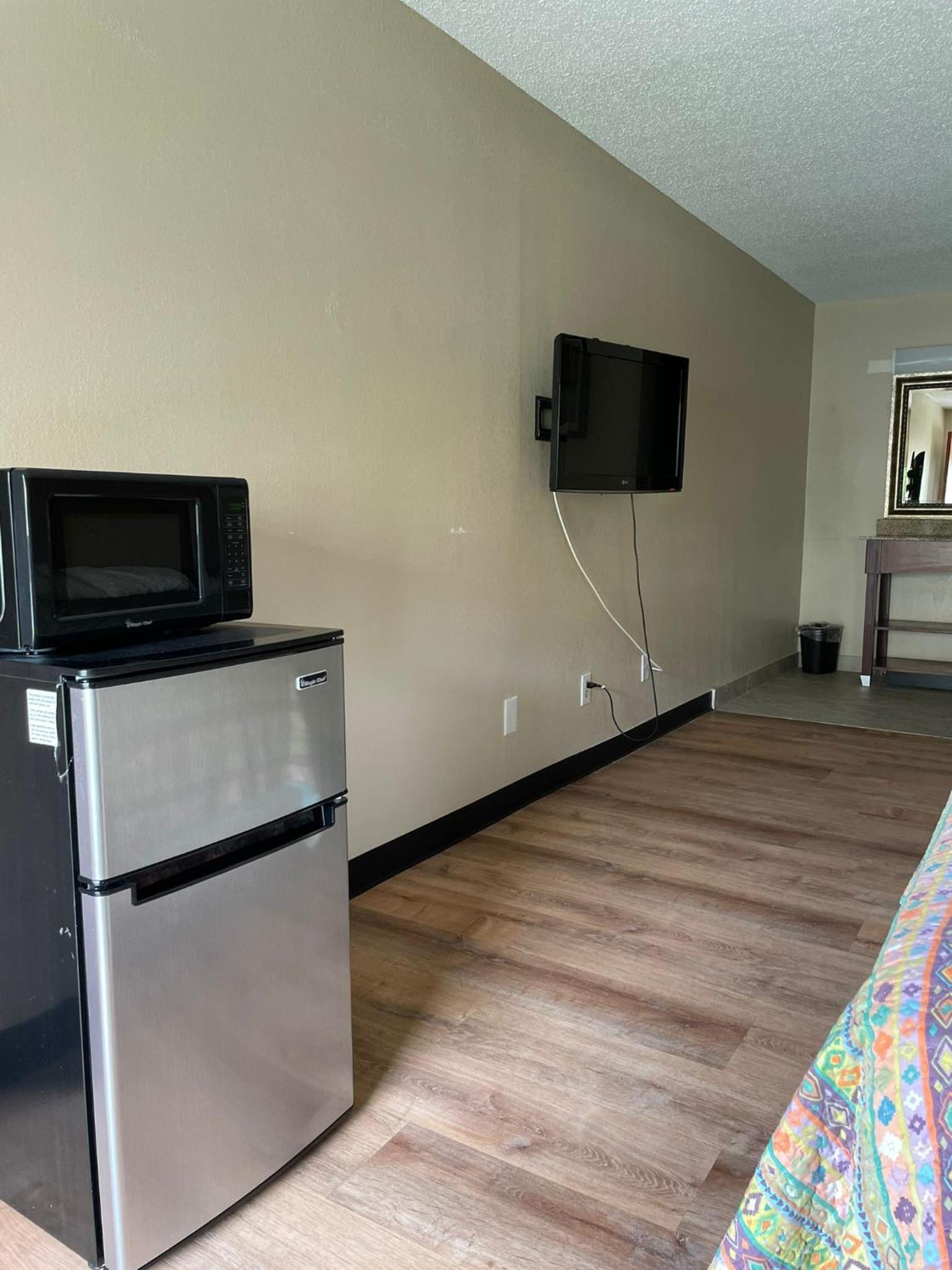 DELUXE INN