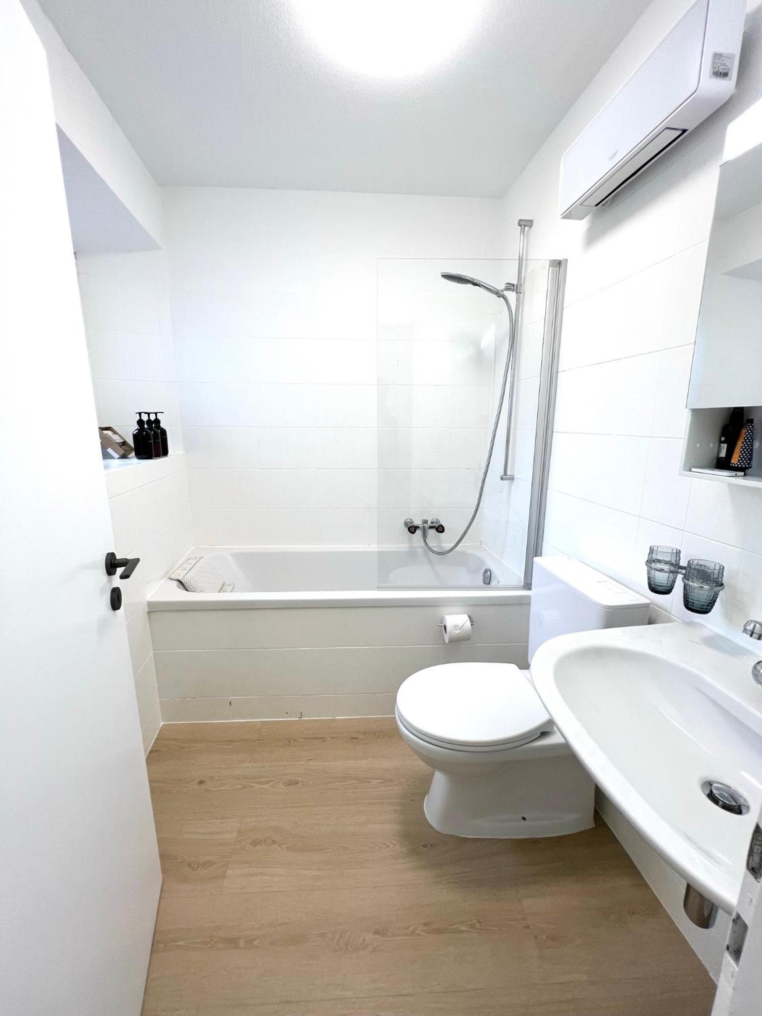 Boho Lake House - Private Beach 600m from the property - Free Parking - Home Cinema Room