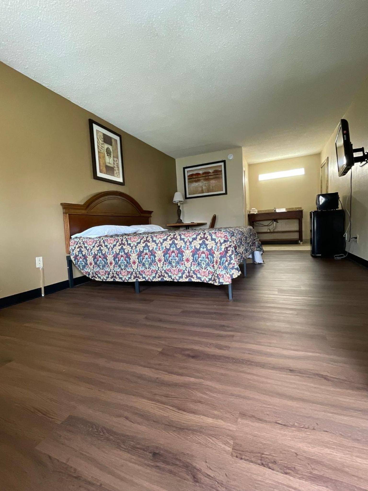 DELUXE INN