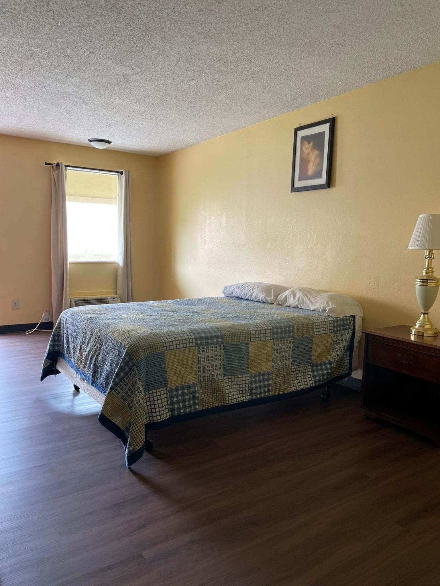 DELUXE INN
