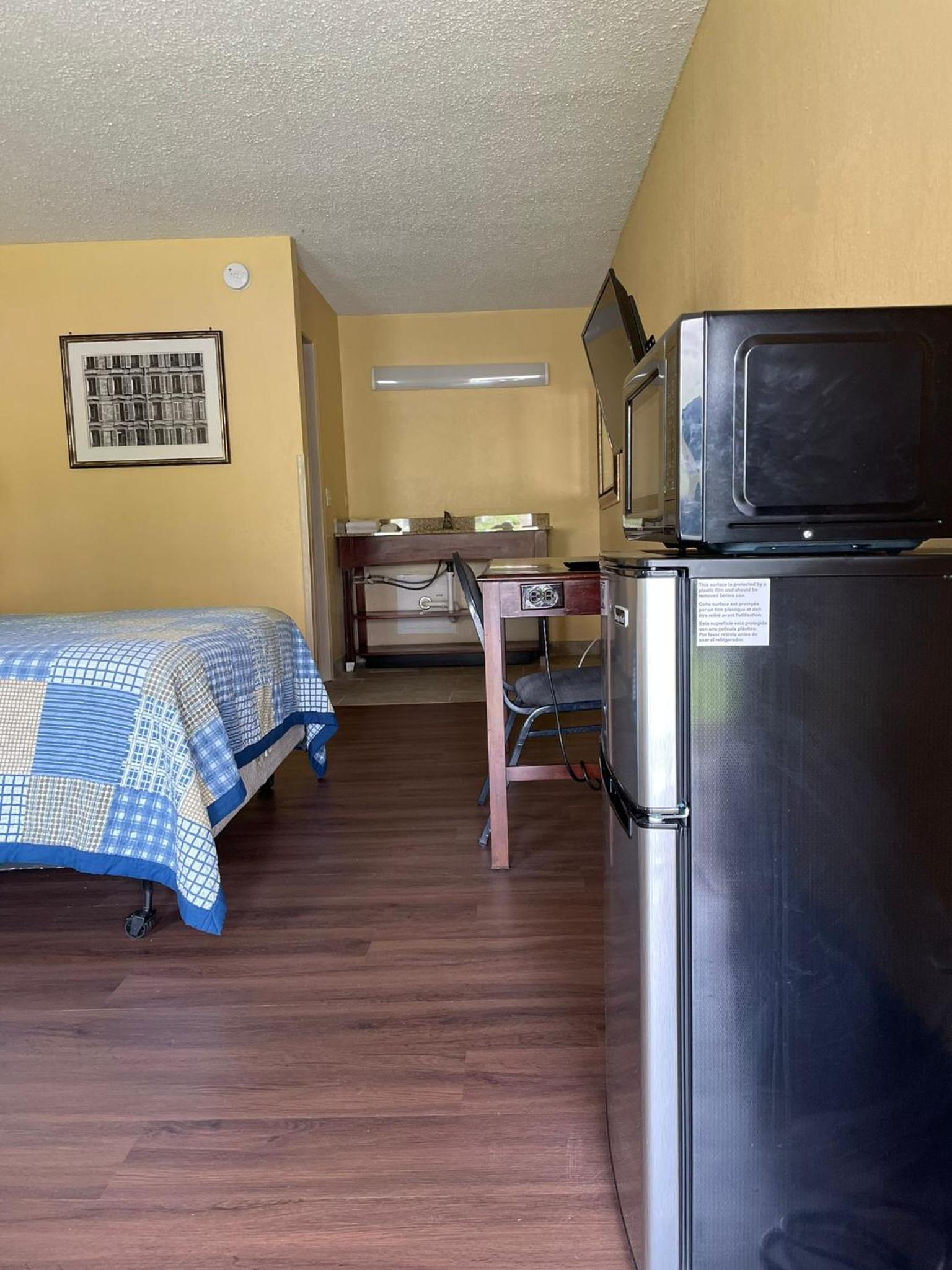 DELUXE INN