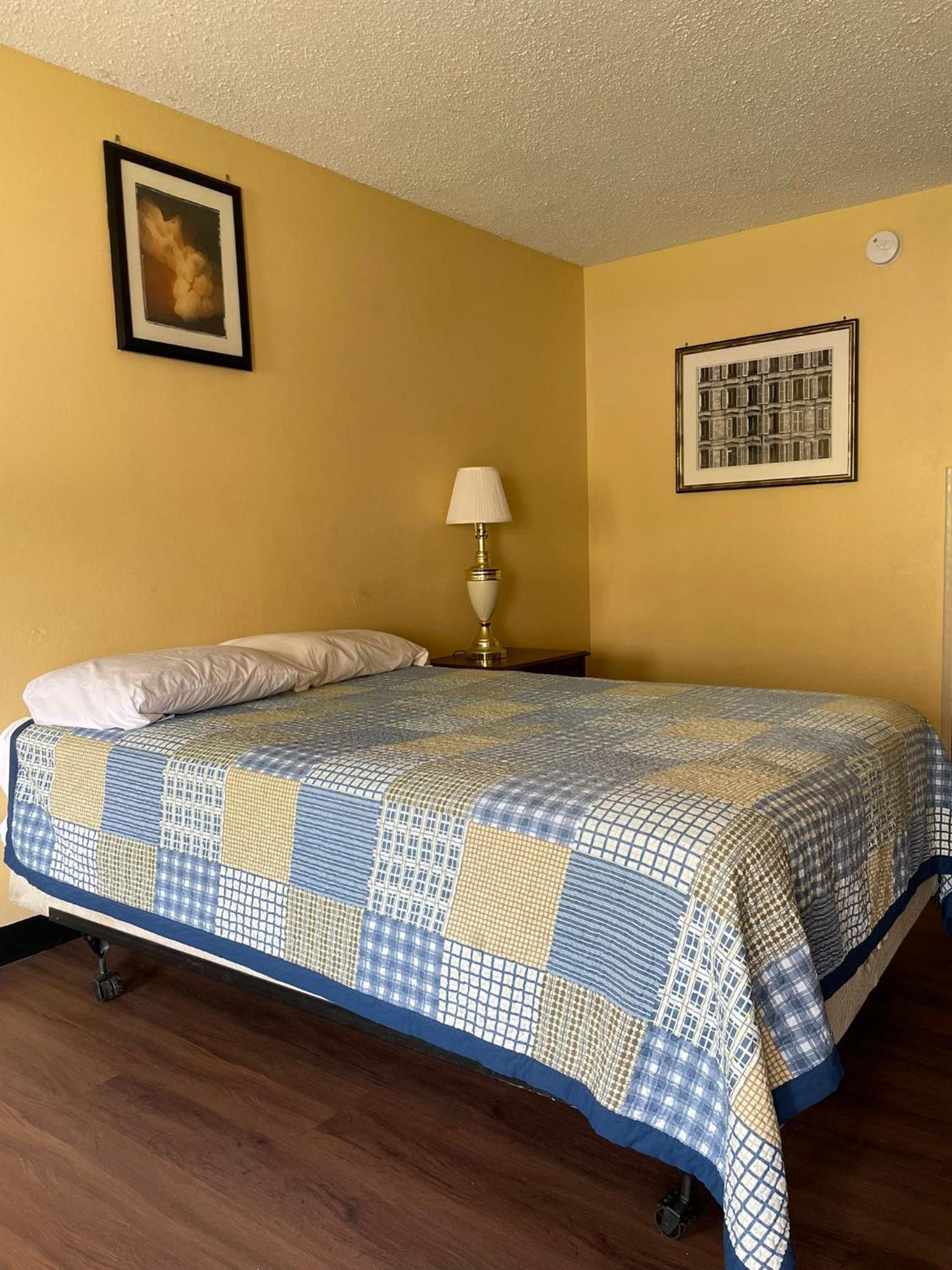 DELUXE INN