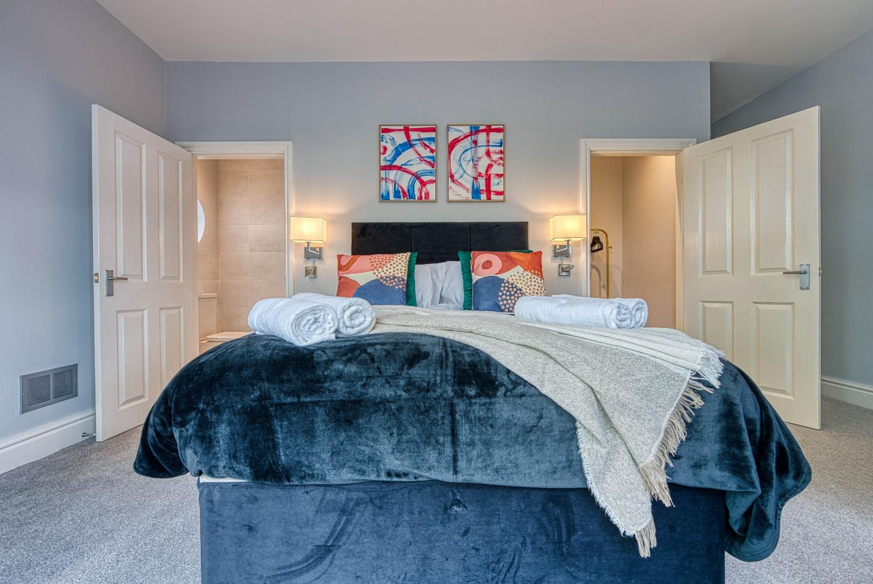 Spacious House in Nottingham - Sleeps 16 view 3