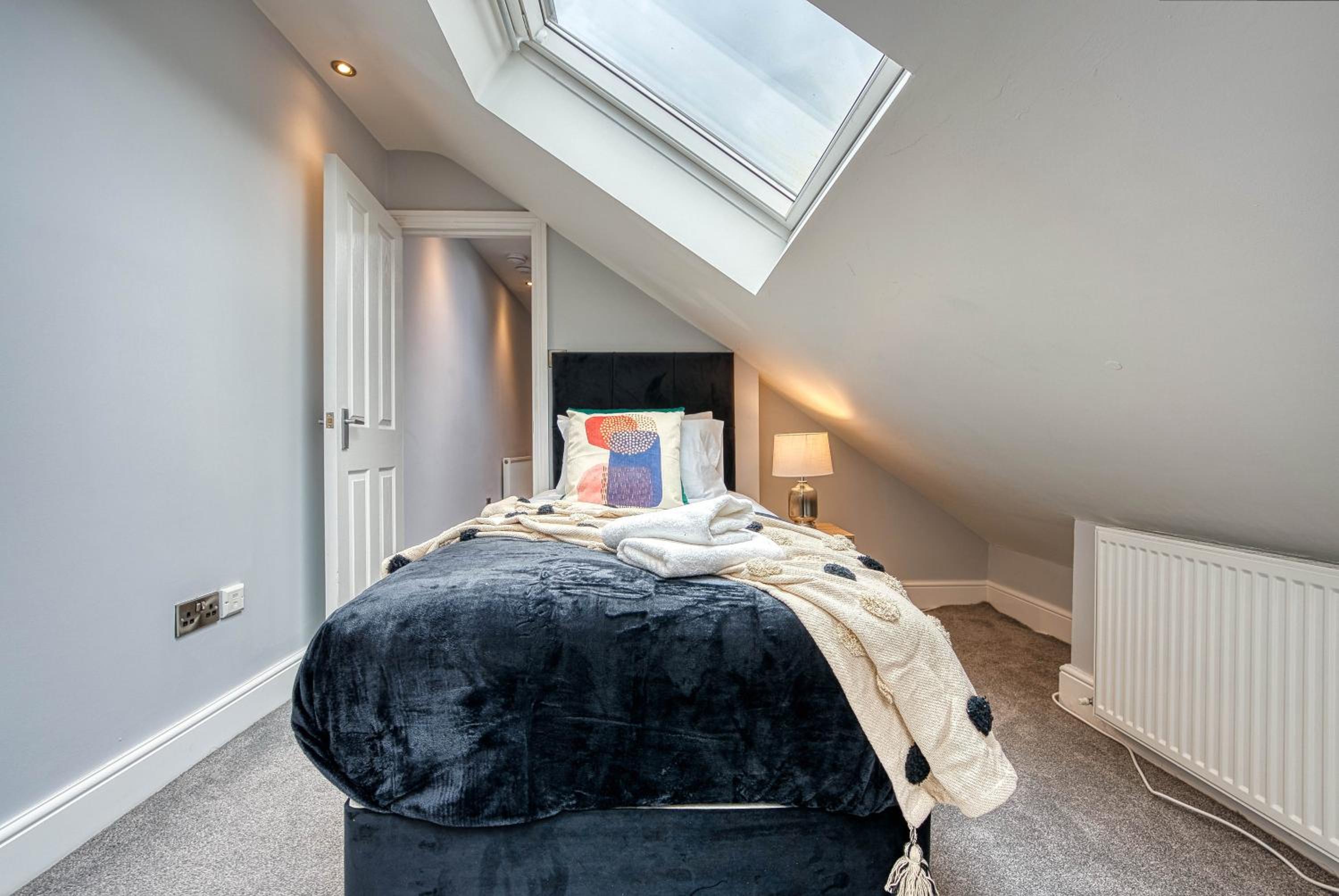 Spacious House in Nottingham - Sleeps 16 view 5