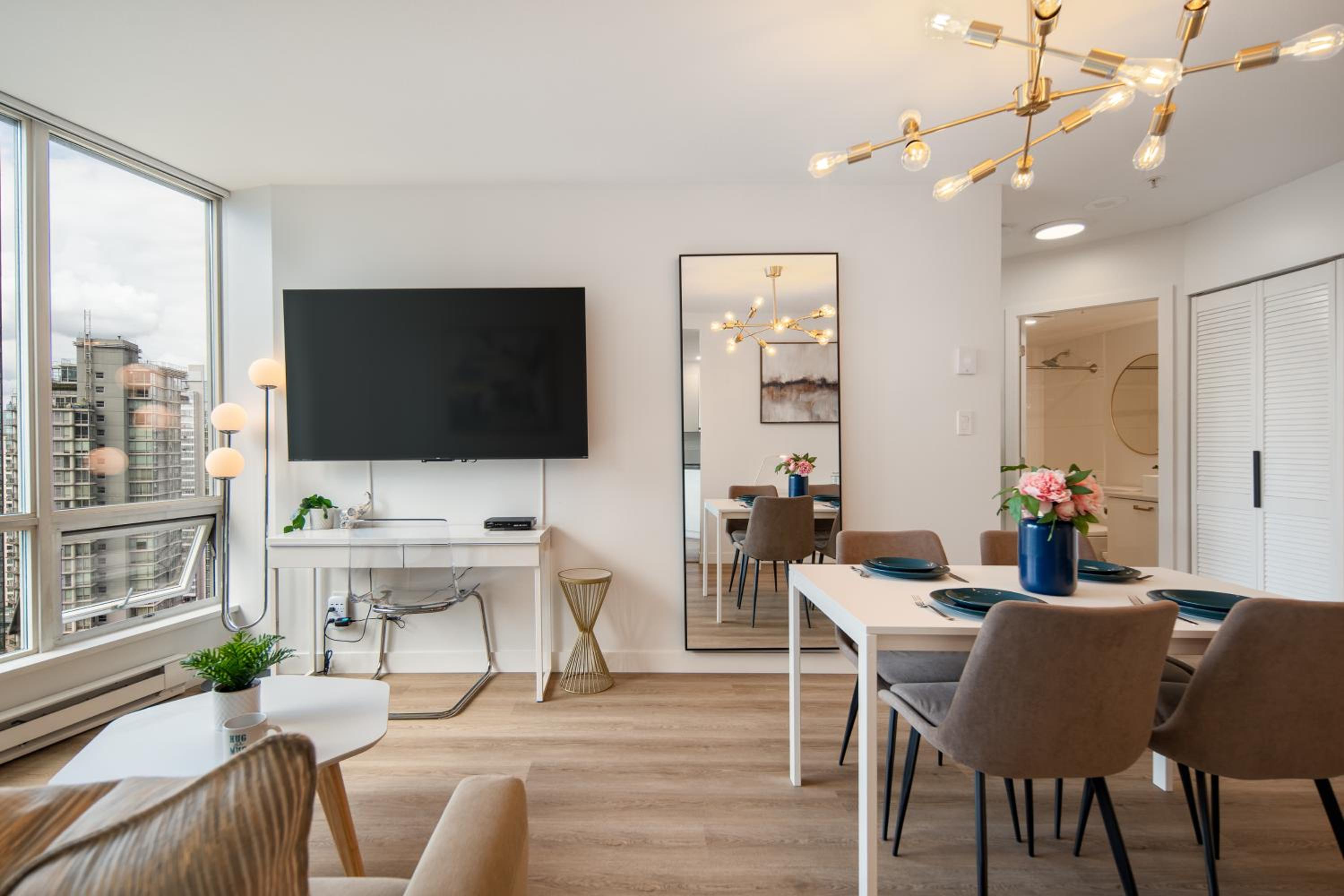 Hotel Best Location Downtown Chic Suites - Image 1