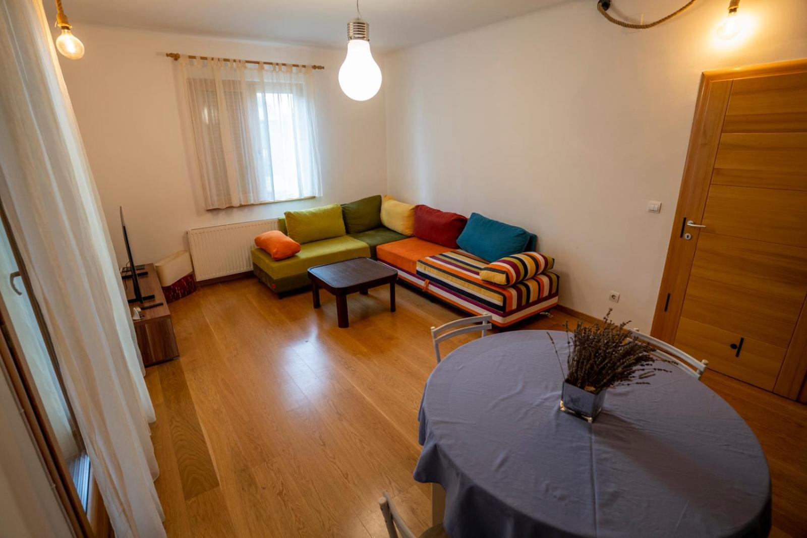 Tri pera -- self check in en Osijek — hotel room