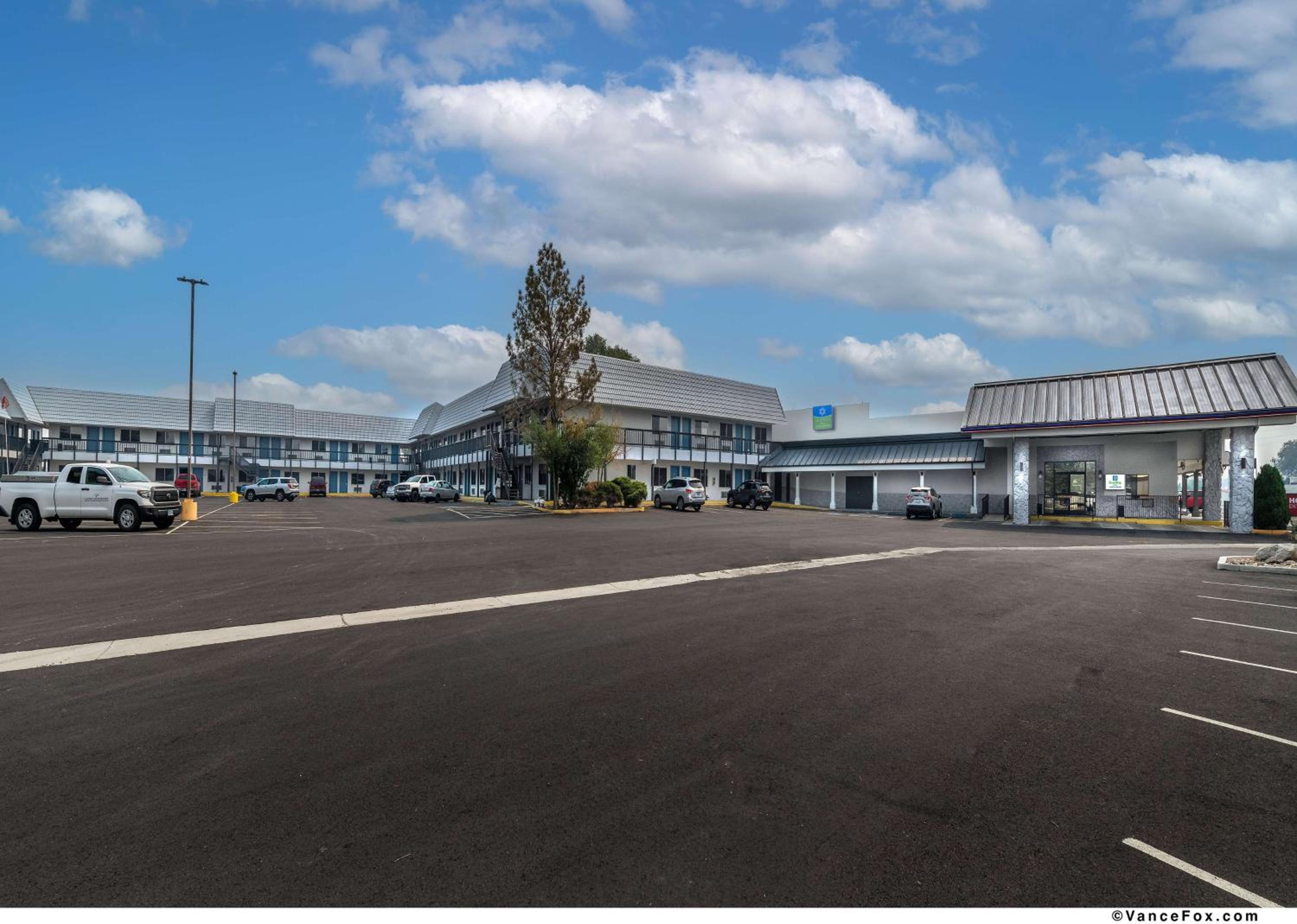 Hotel SureStay Hotel by Best Western Lovelock - Image 1