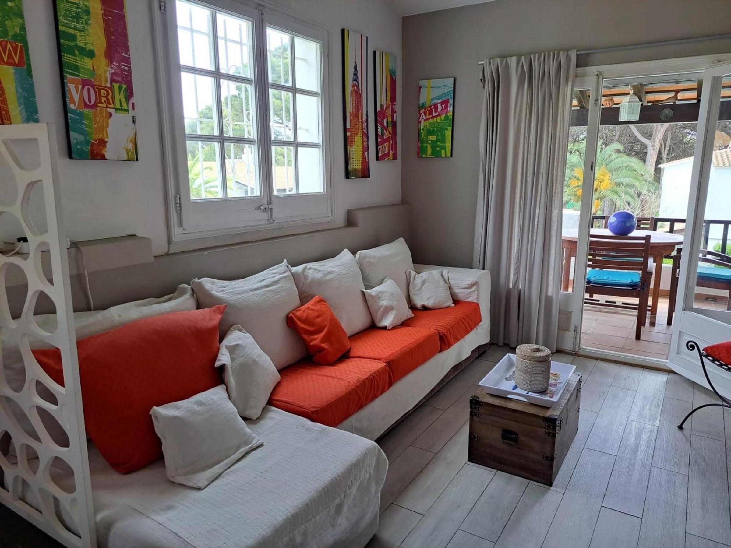 Acogedora casa con jardín privado, piscina comunitaria y cerca de la playa y el golf - ES-226-33 view 4