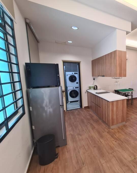 Studio 1 bedroom high floor Free Netflix Palazio Mount Austin by GDRAGON HomeStay