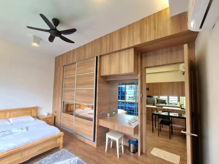 Studio 1 bedroom high floor Free Netflix Palazio Mount Austin by GDRAGON HomeStay