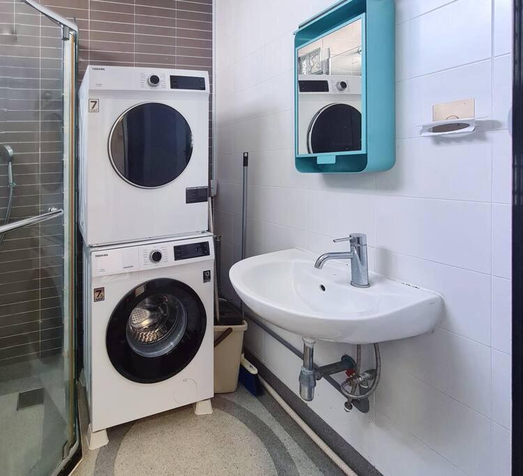 Studio 1 bedroom high floor Free Netflix Palazio Mount Austin by GDRAGON HomeStay