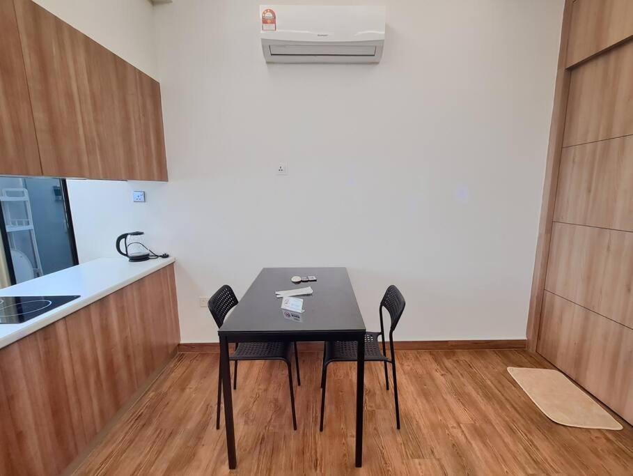Studio 1 bedroom high floor Free Netflix Palazio Mount Austin by GDRAGON HomeStay