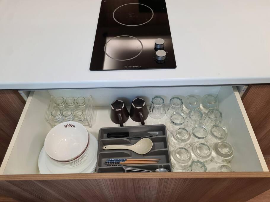 Studio 1 bedroom high floor Free Netflix Palazio Mount Austin by GDRAGON HomeStay