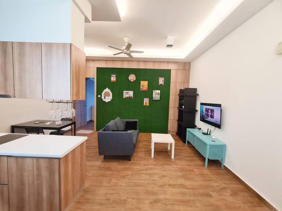 Studio 1 bedroom high floor Free Netflix Palazio Mount Austin by GDRAGON HomeStay