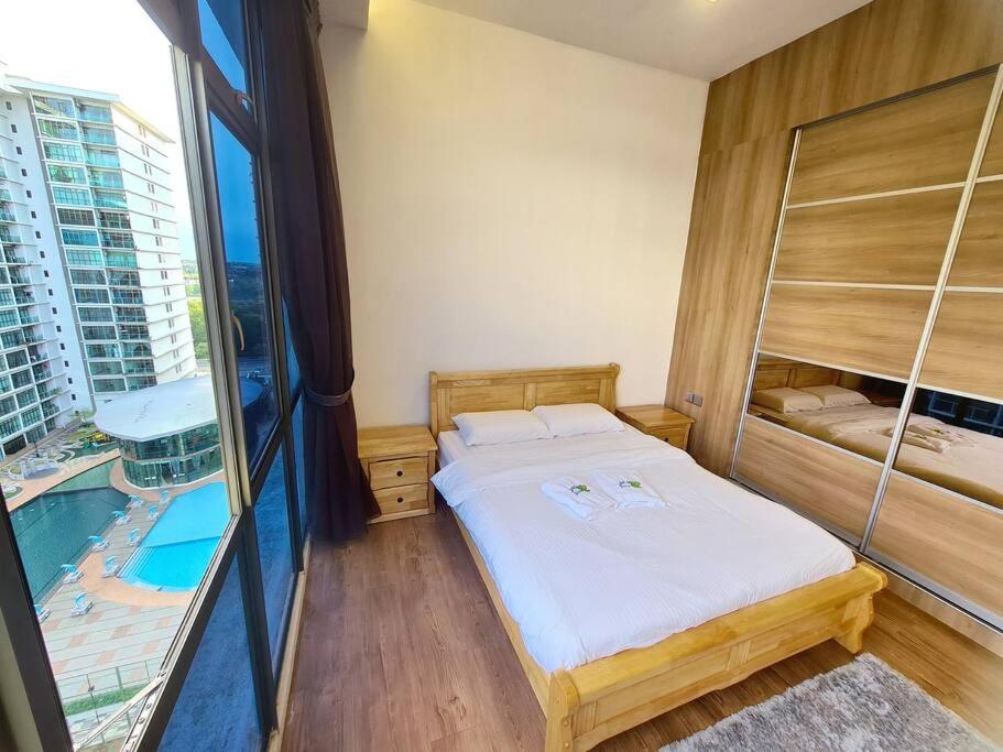 Studio 1 bedroom high floor Free Netflix Palazio Mount Austin by GDRAGON HomeStay