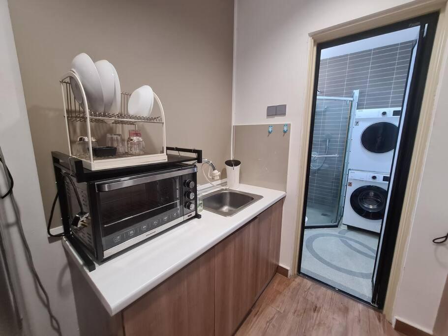 Studio 1 bedroom high floor Free Netflix Palazio Mount Austin by GDRAGON HomeStay
