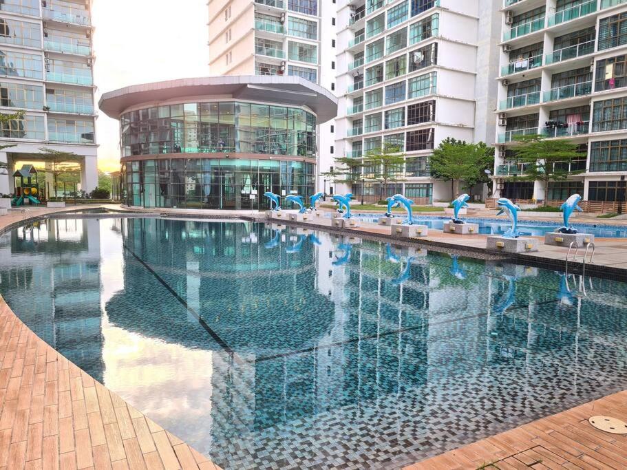 Studio 1 bedroom high floor Free Netflix Palazio Mount Austin by GDRAGON HomeStay