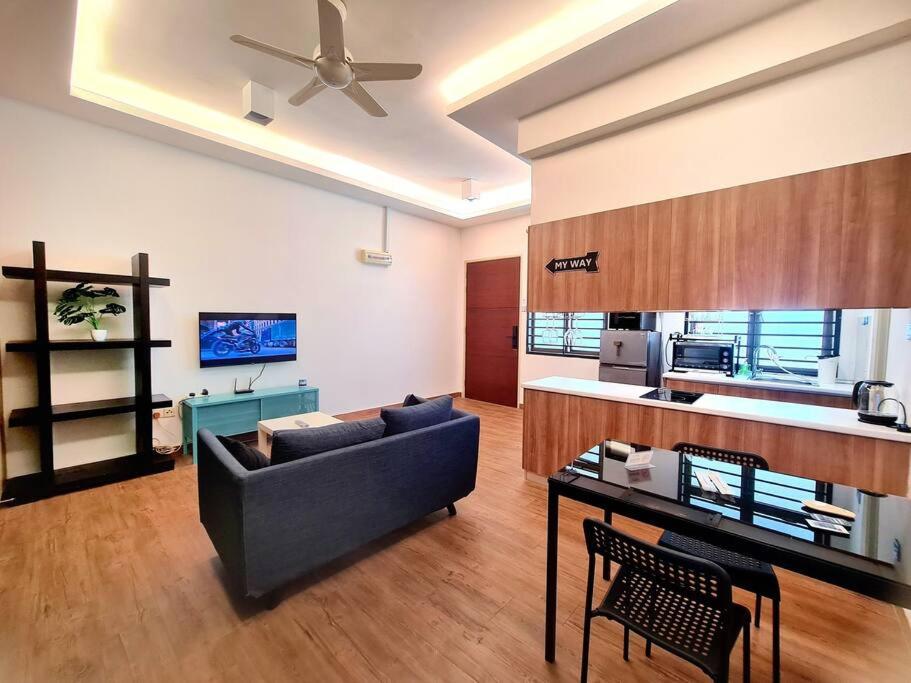Studio 1 bedroom high floor Free Netflix Palazio Mount Austin by GDRAGON HomeStay