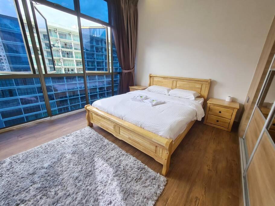 Studio 1 bedroom high floor Free Netflix Palazio Mount Austin by GDRAGON HomeStay
