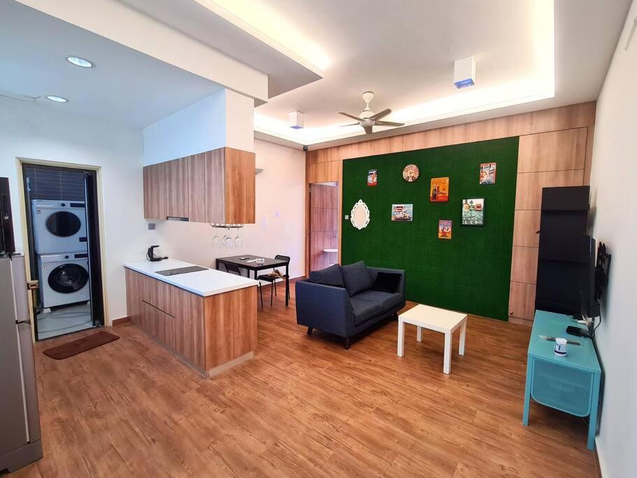 Studio 1 bedroom high floor Free Netflix Palazio Mount Austin by GDRAGON HomeStay