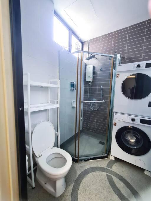 Studio 1 bedroom high floor Free Netflix Palazio Mount Austin by GDRAGON HomeStay