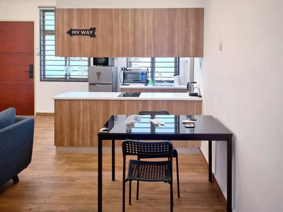 Studio 1 bedroom high floor Free Netflix Palazio Mount Austin by GDRAGON HomeStay