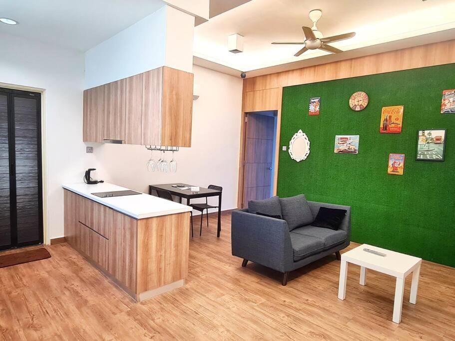 Studio 1 bedroom high floor Free Netflix Palazio Mount Austin by GDRAGON HomeStay
