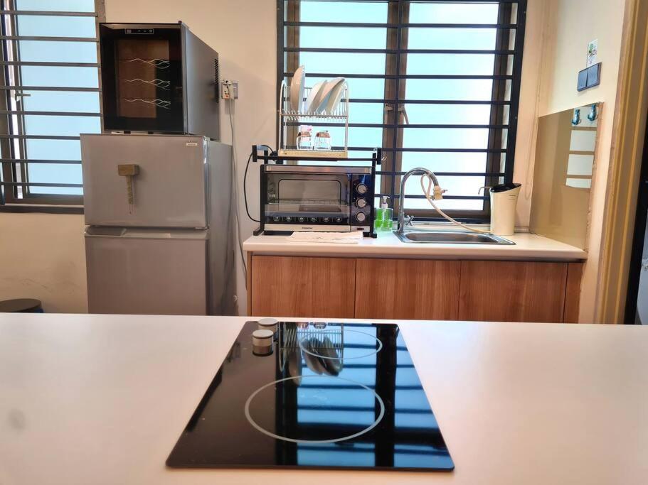 Studio 1 bedroom high floor Free Netflix Palazio Mount Austin by GDRAGON HomeStay