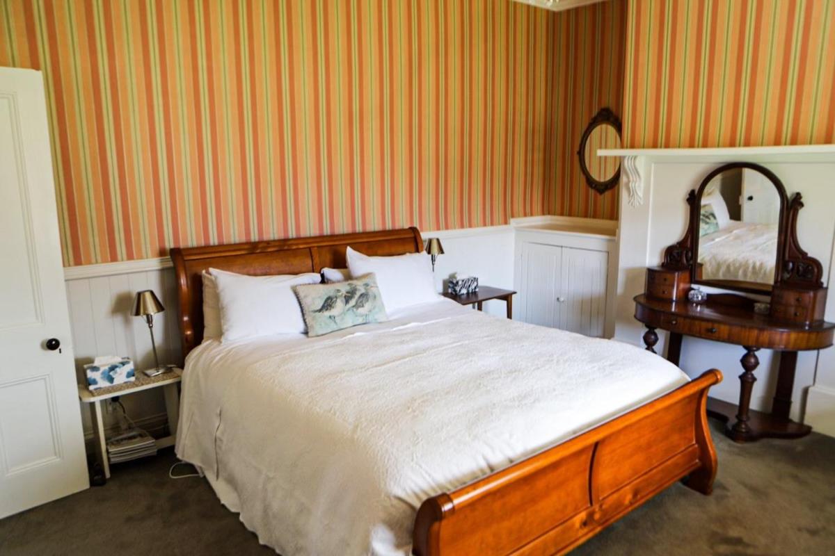 Taieri Bank Cottage - Middlemarch, Otago view 2