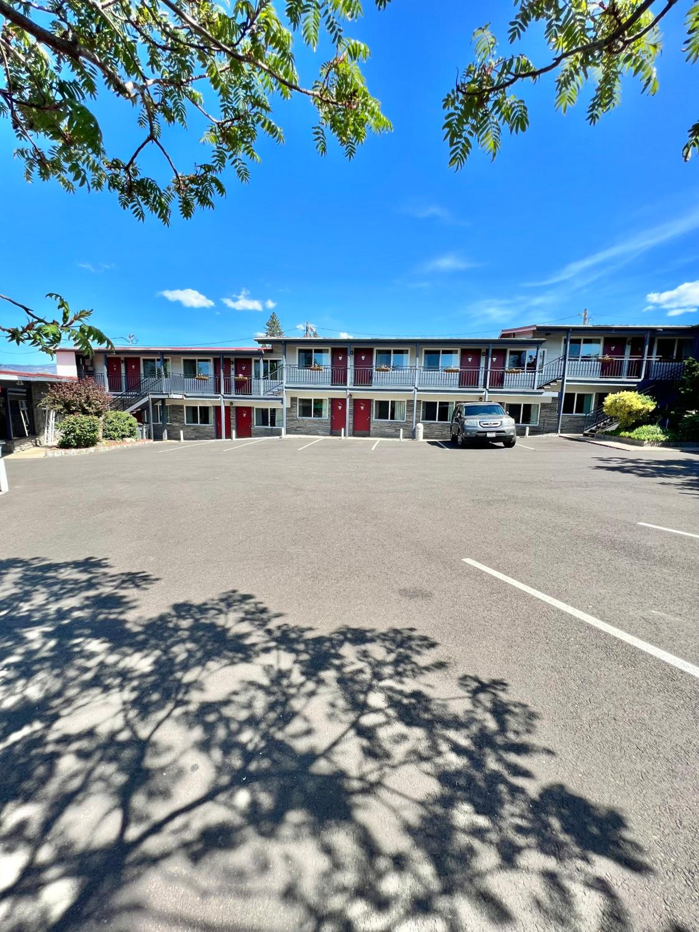 Ashland Vacations - Timbers INN and Suites - Property Image 24