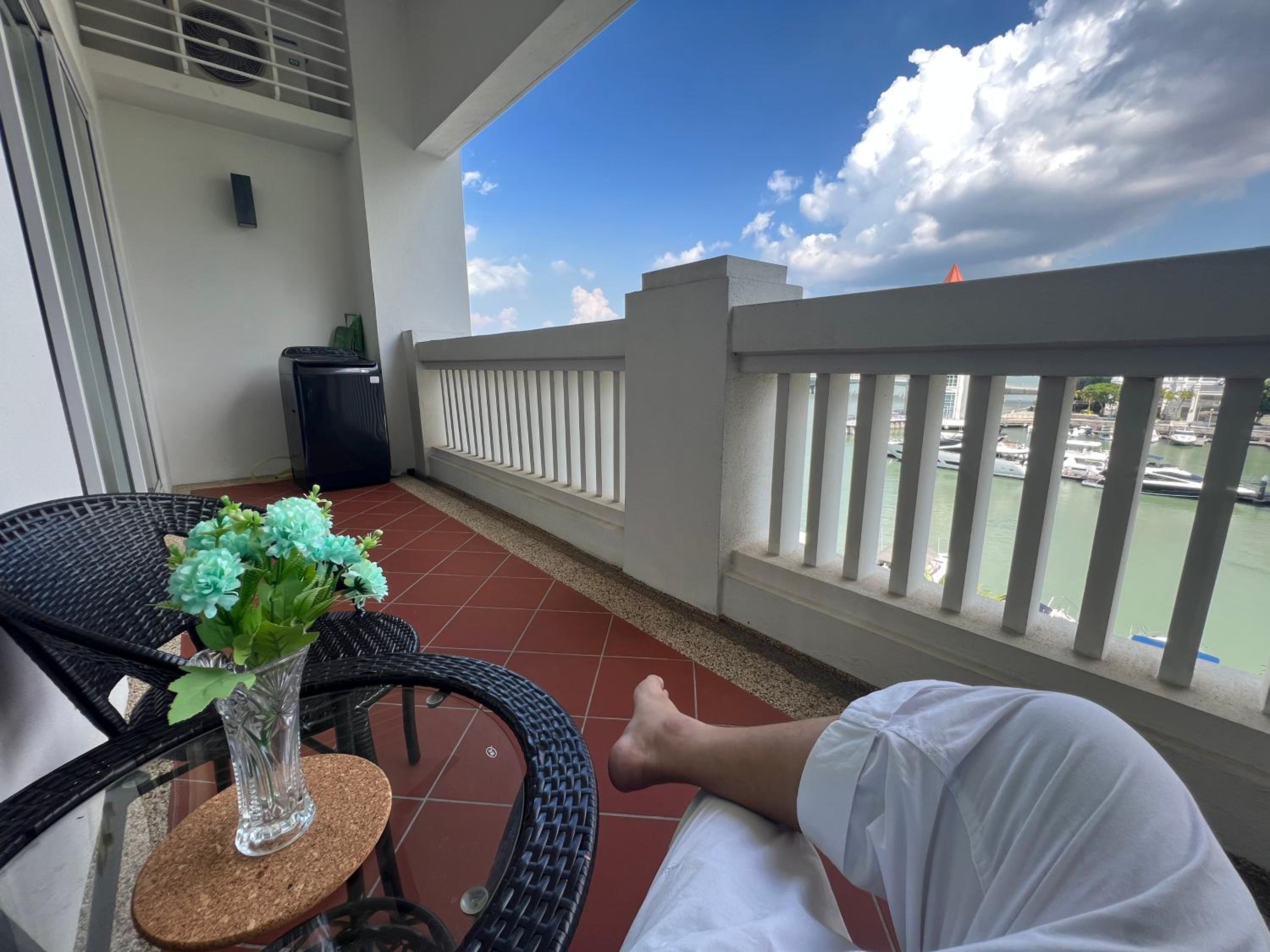 2Beds Seaview Straits Quay comes with Carpark and Hothub photo 2