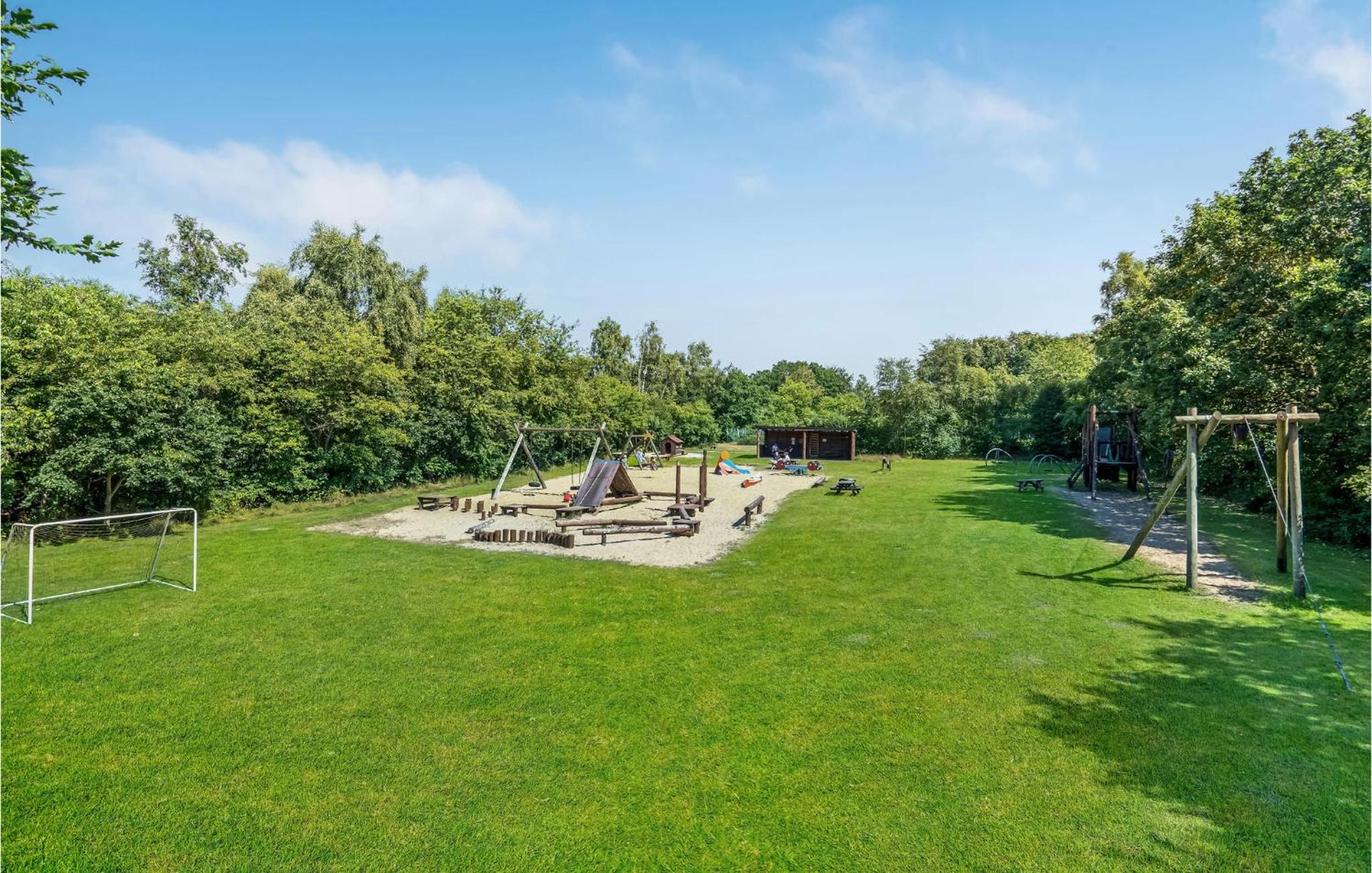 3 Bedroom Beautiful Home In Fårvang view 2