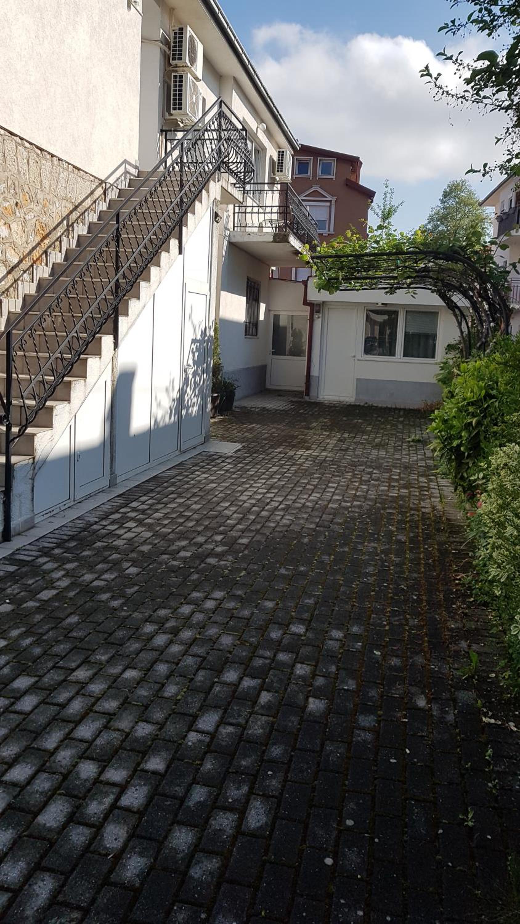 Luccia Apartments-Guesthouse Laguna