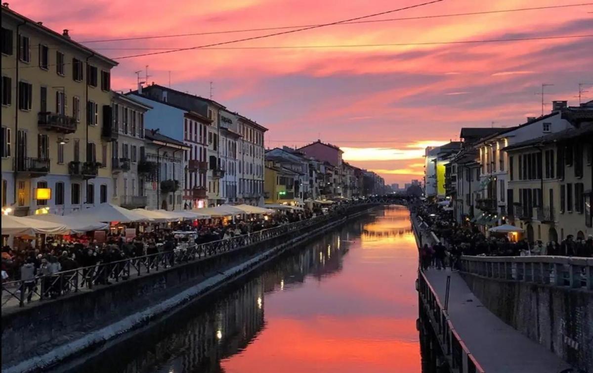 Central Milan Apartments - Duomo and Navigli, Bright with Balcony