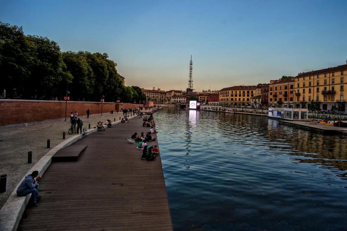 Central Milan Apartments - Duomo and Navigli, Bright with Balcony