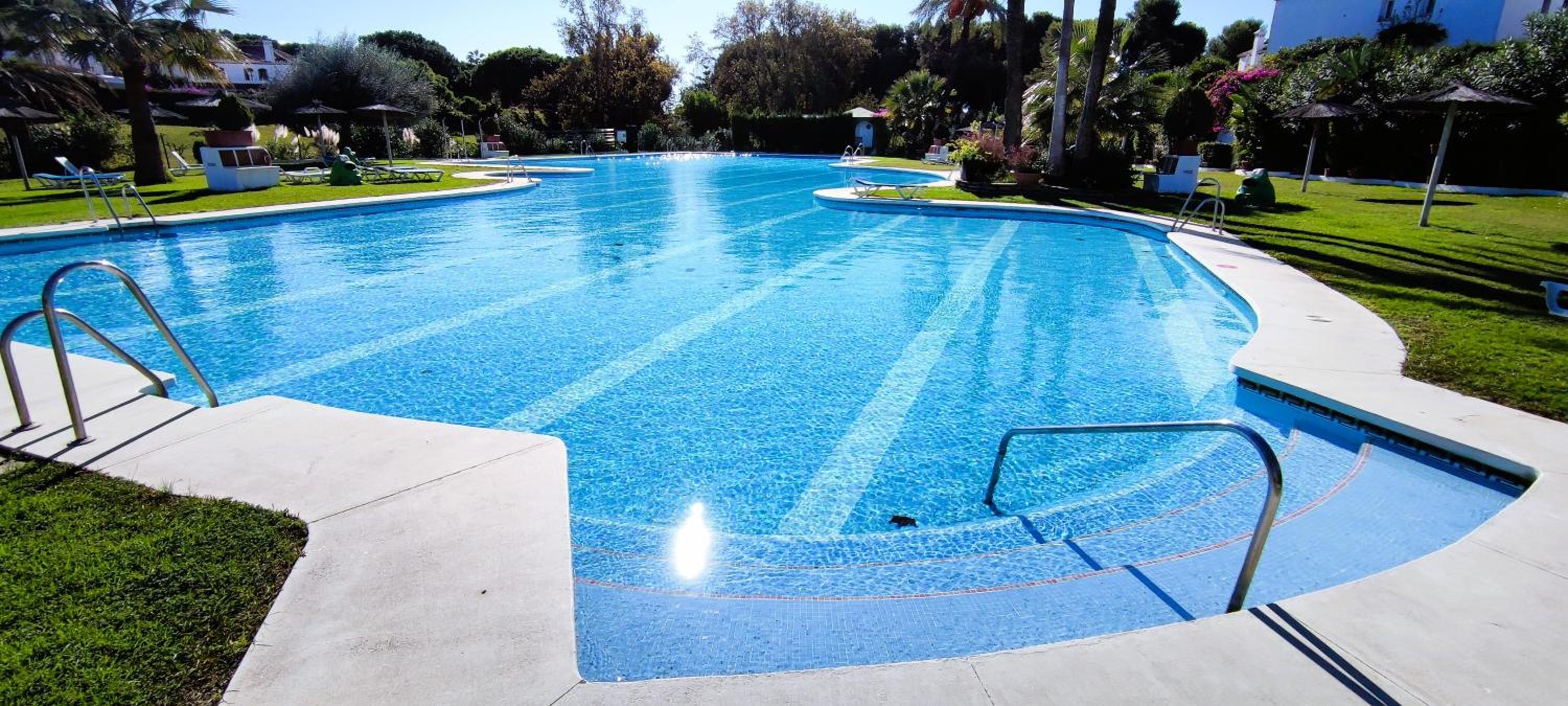 Apartamento con Jardin y Piscina en Playa
