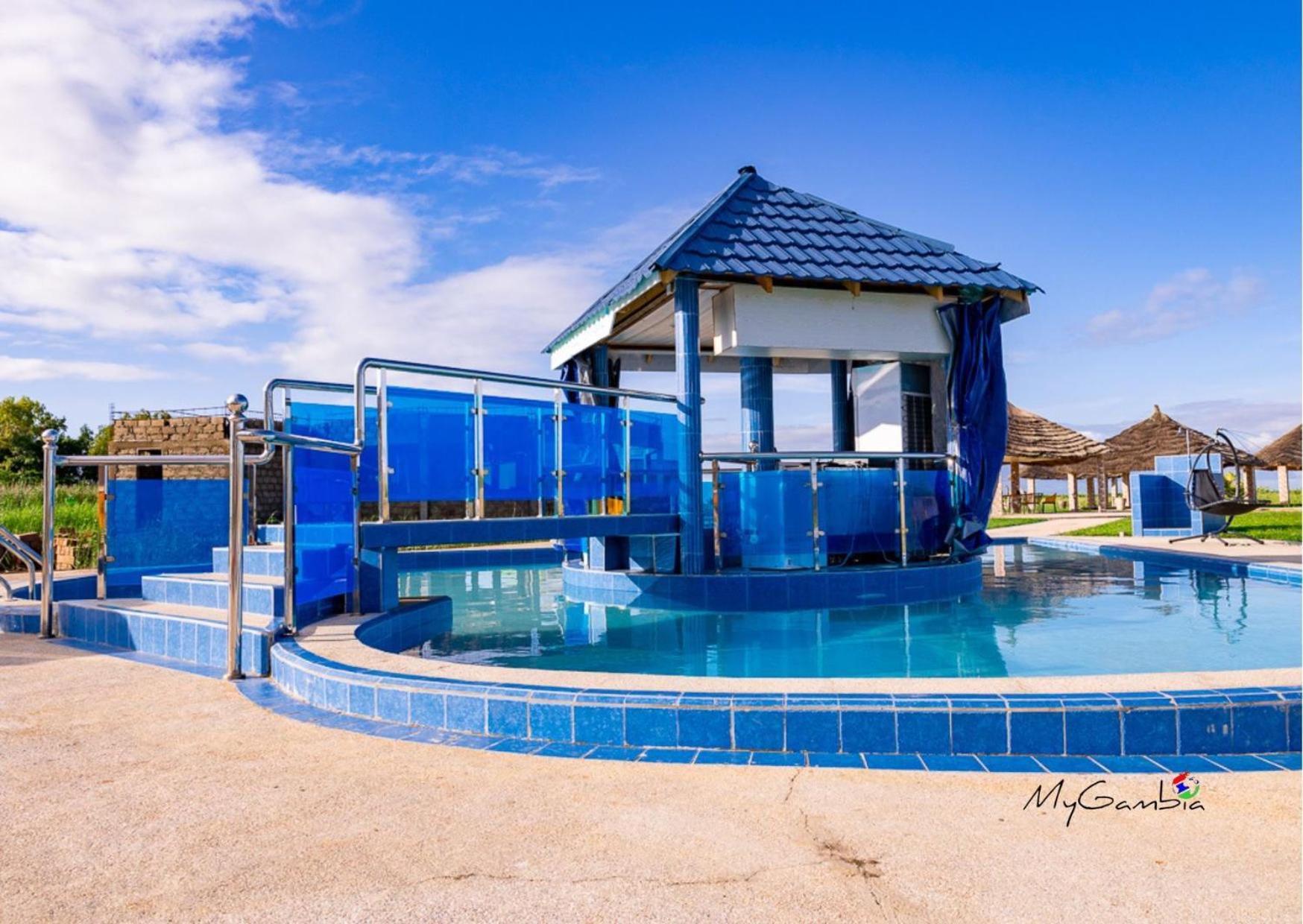 Sea-front Suite - Sleeps 3 - Balcony - Pool view 4
