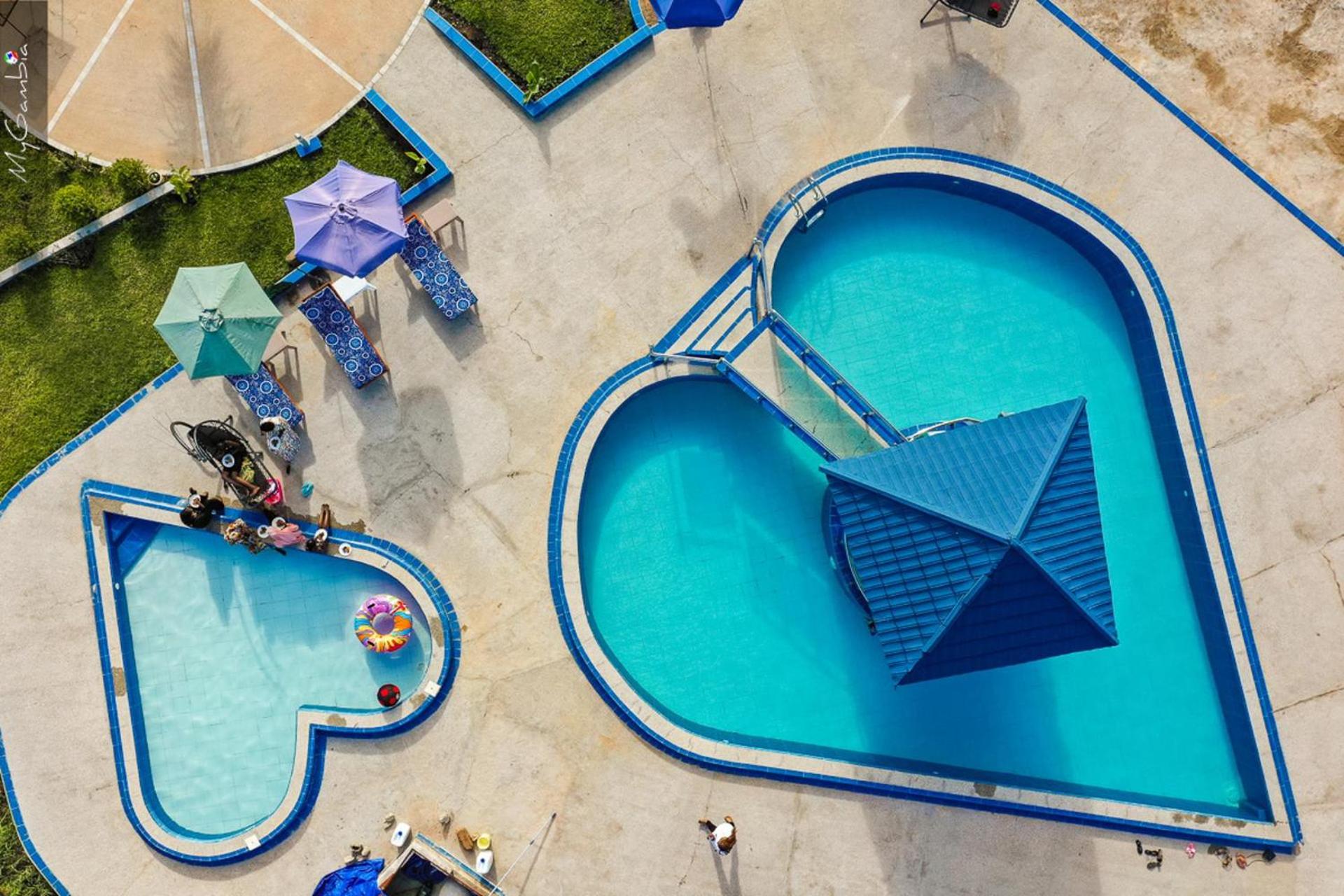 Sea-front Suite - Sleeps 3 - Balcony - Pool view 3